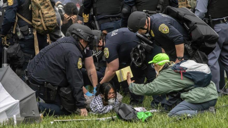 Agentes policiales arrestan a una estudiante propalestina en el campus de la Universidad de Virginia, 4 de mayo de 2024. (Foto: AP)