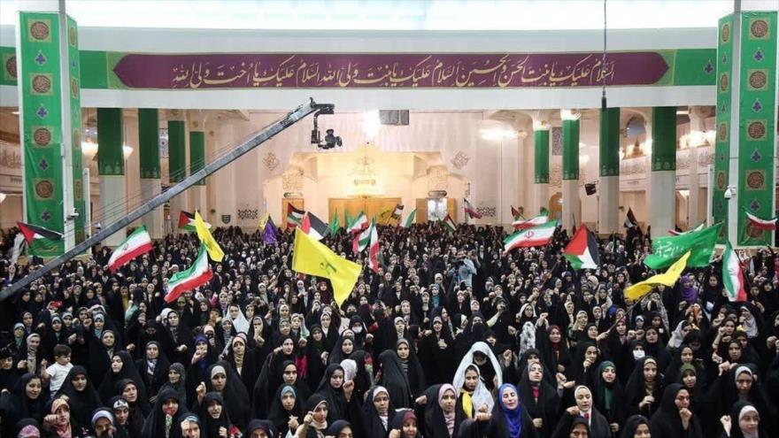 Jóvenes universitarias congregadas en el santurio de Fatima Masume (P) en la ciudad de Qom, centro de Irán. 8 de mayo de 2024 Foto: Tasnim