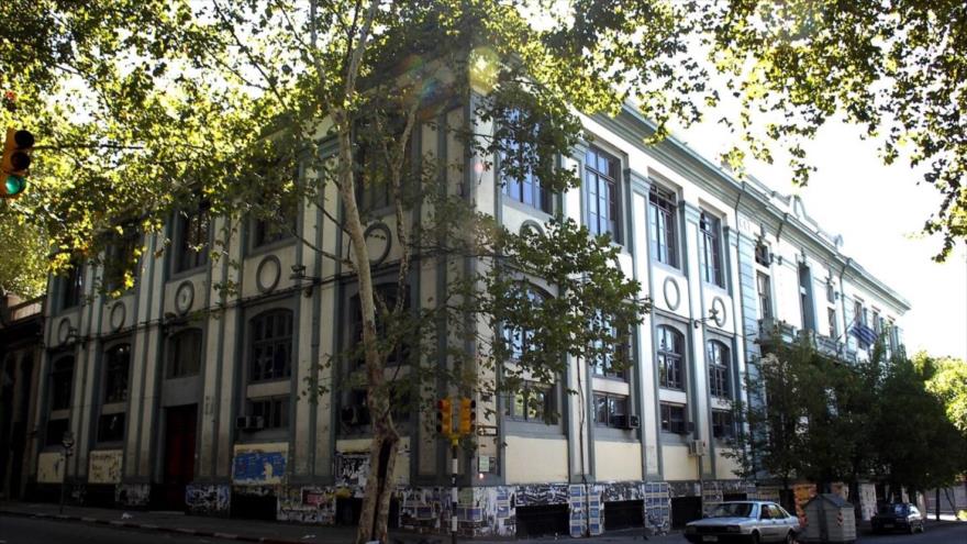 La fachada de la Facultad de Humanidades y Ciencias de la Educación (FHCE) de la Universidad de la República (Udelar) en Uruguay. 