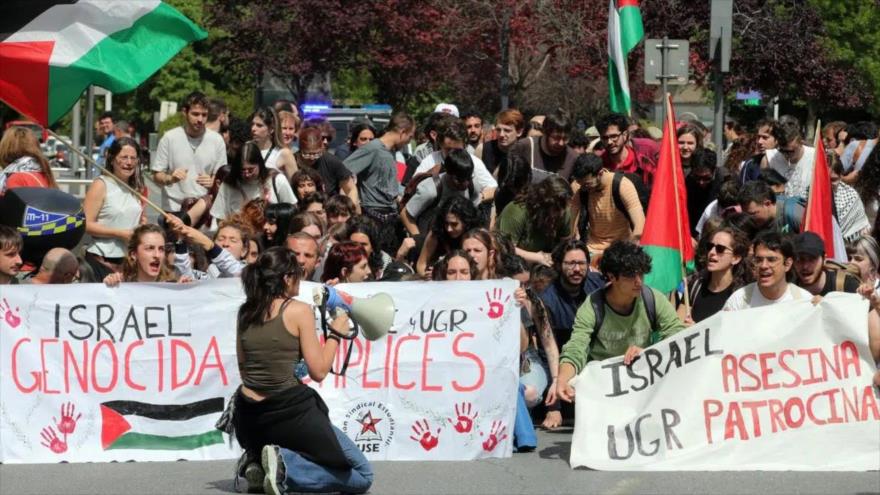 Alumnos de la Universidad de Granada reclaman al rectorado la ruptura de relaciones con instituciones académicas israelíes, mayo de 2024. (Foto: EFE)