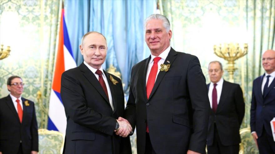 El presidente de Rusia, Vladímir Putin (izda.), reunido con su homólogo de Cuba, Miguel Díaz-Canel, en Moscú, 9 de mayo de 2024. (Foto: Kremlin)