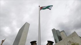 Estudiantes de la UPR retiran bandera de EEUU y colocan la de Palestina