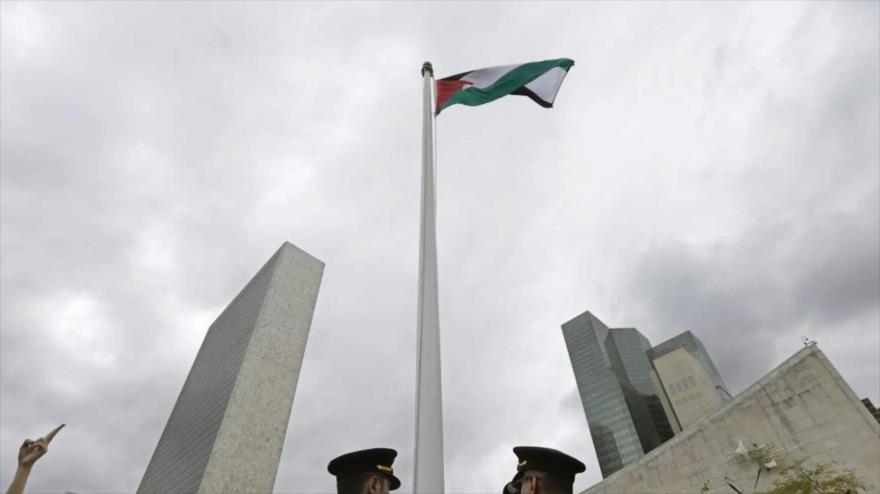 La bandera de Palestina ondea sobre un mastil. 
