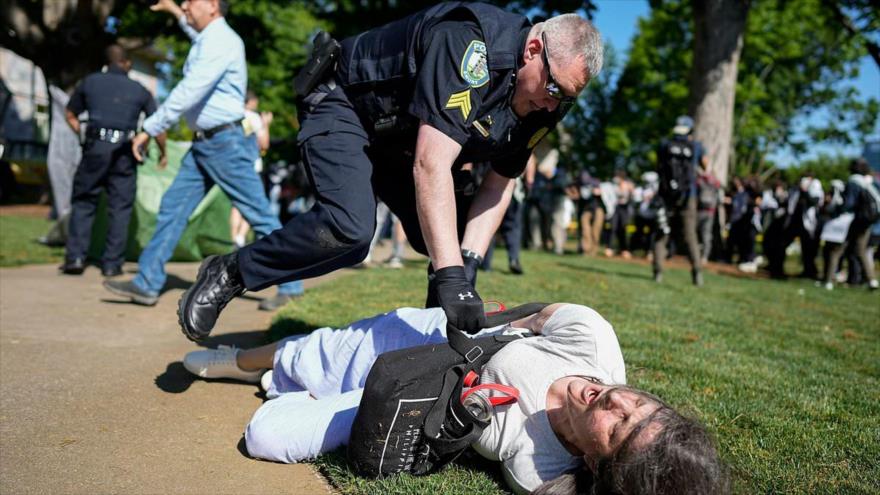 2400 estudiantes y 50 profesores detenidos en protestas propalestinas en EEUU