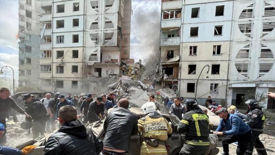 Rescatistas buscan a sobrevivientes entre los escombros tras un ataque con misiles de Kiev a un edificio residencial en Bélgorod (Rusia), 12 de mayo de 2024.