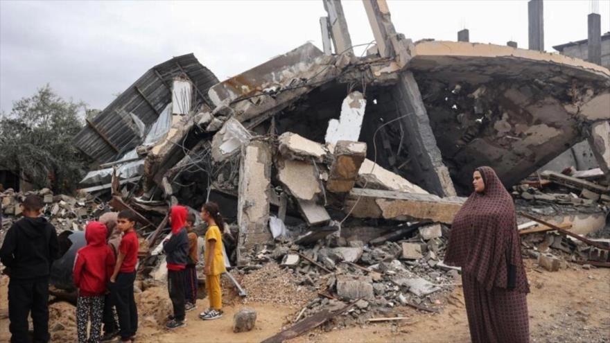 Palestinos inspeccionan los escombros tras un bombardeo israelí en Rafah, 6 de mayo de 2024. (Foto: AFP)
