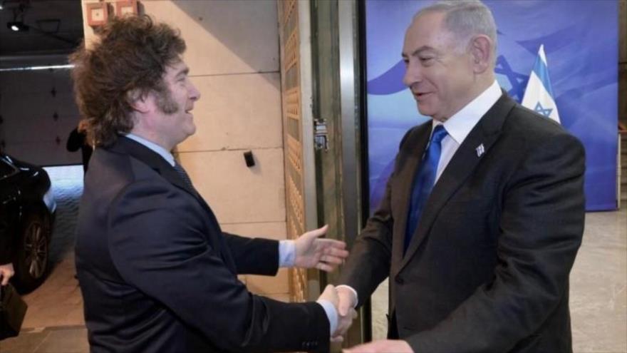 El presidente de Argentina, Javier Milei (izquierda), saluda al primer ministro israelí, Benjamín Netanyahu.