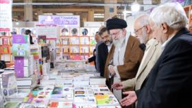 Líder de Irán visita la Feria Internacional del Libro de Teherán
