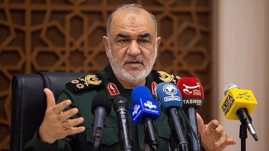 El comandante en jefe del Cuerpo de Guardianes de la Revolución Islámica (CGRI) de Irán, el general de división Hosein Salami, habla en una rueda de prensa.