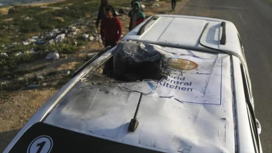 Un ataque israelí en Deir Al-Balah en Gaza contra un convoy de World Central Kitchen, 1 de abril de 2024. (Foto: AP)