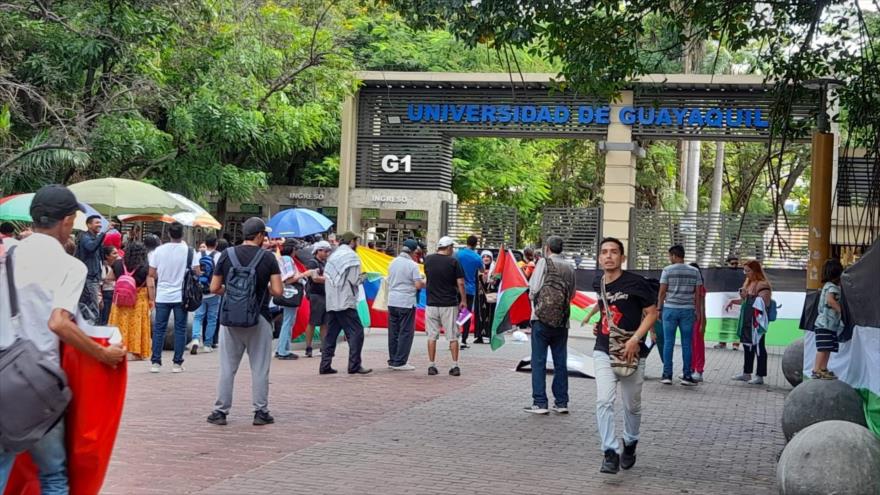 Estudiantes ecuatorianos en Guayaquil se manifiestan en apoyo a Gaza, 10 de mayo de 2024.