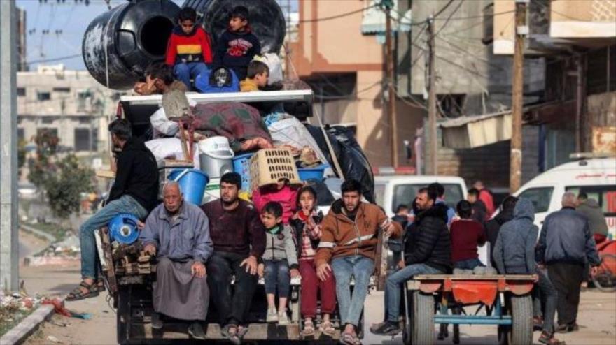 Miembros de una familia palestina salen de Rafah, en la parte trasera de un camión, hacia el centro de la Franja de Gaza. (Foto: AFP)
