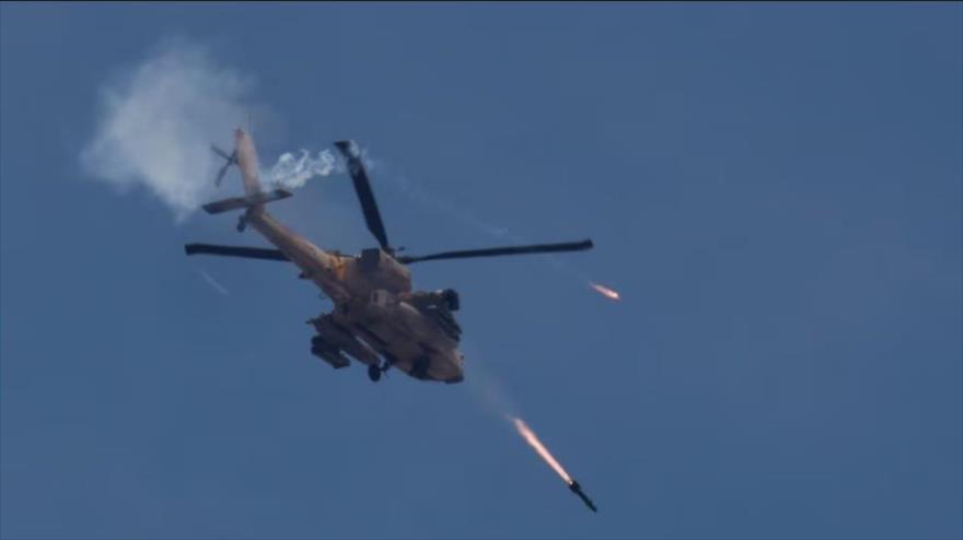 Un helicóptero Apache de las fuerzas militares israelíes dispara misiles hacia Gaza, 14 de mayo de 2024. (Foto: Reuters)
