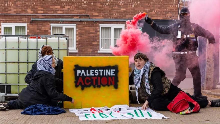 La protesta frente a UAV Engines. (Foto: Neil Terry Photography)