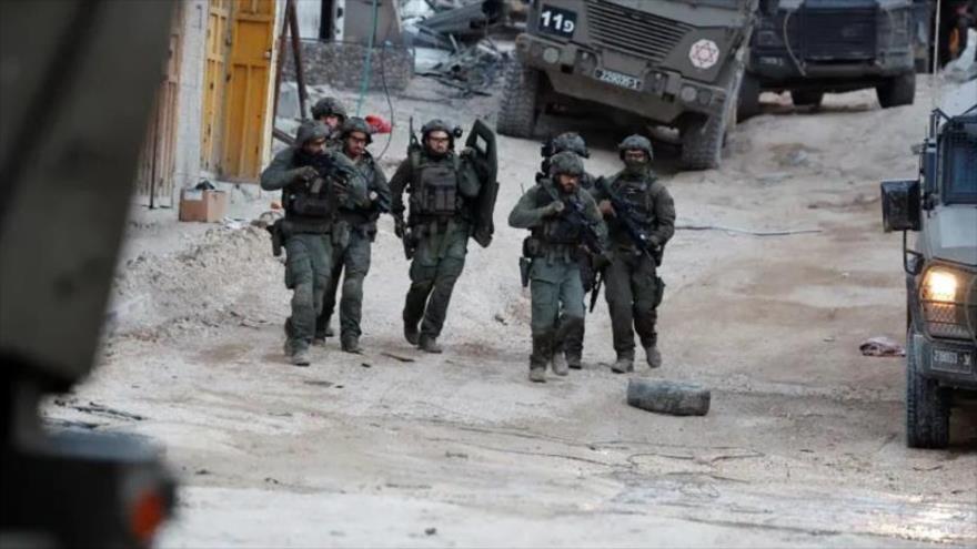 Soldados israelíes durante una redada violenta en el campo de refugiados de Nur Shams en Tulkarm, en la ocupada Cisjordania, 20 de abril de 2024. (Foto: Reuters)