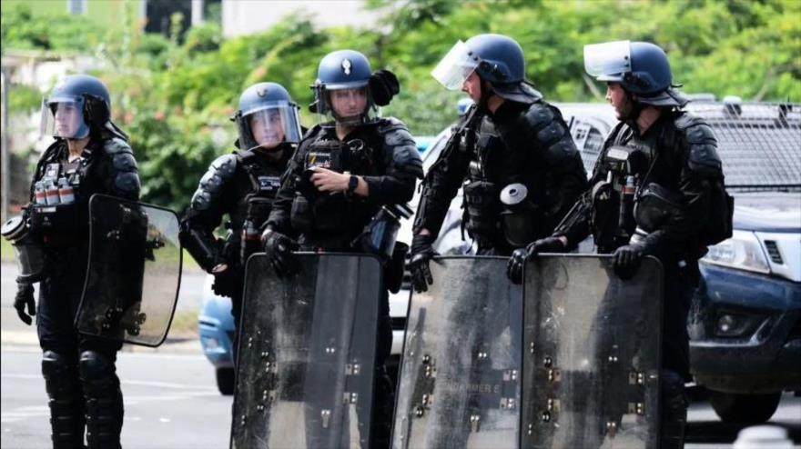 Policías antidisturbios franceses a la entrada del distrito de Vallee-du-Tir, en Numea, Nueva Caledonia. (Foto: AFP)