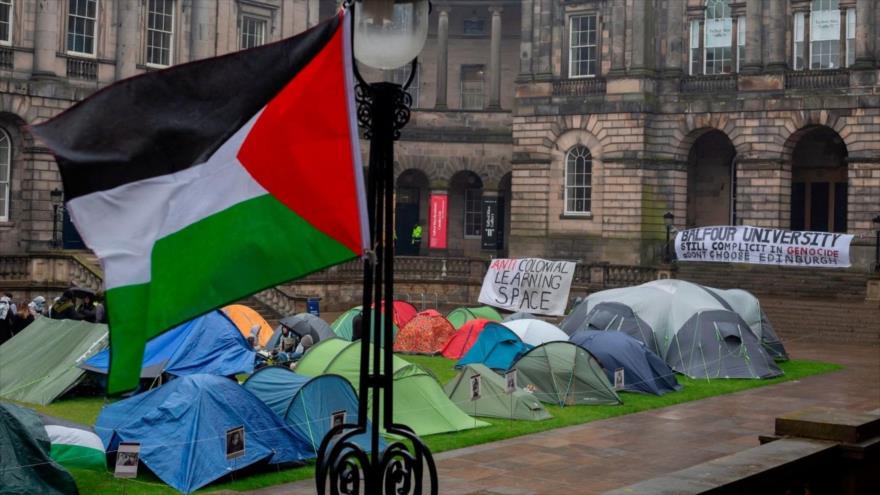 Estudiantes instalan tiendas de campaña en el Old College de la Universidad de Edimburgo en apoyo a palestinos, mayo de 2024.