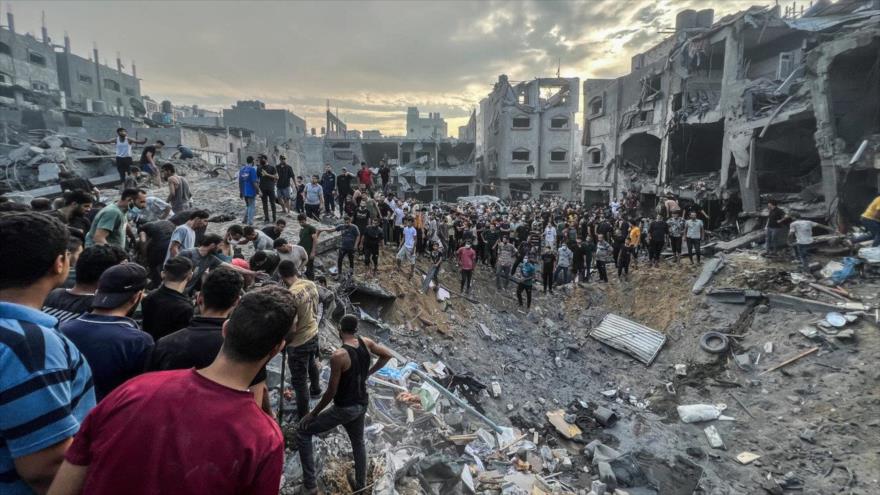 Los palestinos buscan a los heridos y muertos entre las ruinas dejados del ataque israelí en el campo de refugiados de Yabalia, norte de Gaza. 