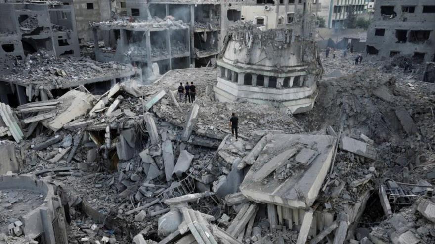 Los palestinos inspeccionan los escombros de la Mezquita Yassin, destruida en un bombardeo israelí en Gaza, 9 de octubre de 2023. (Foto: AP)