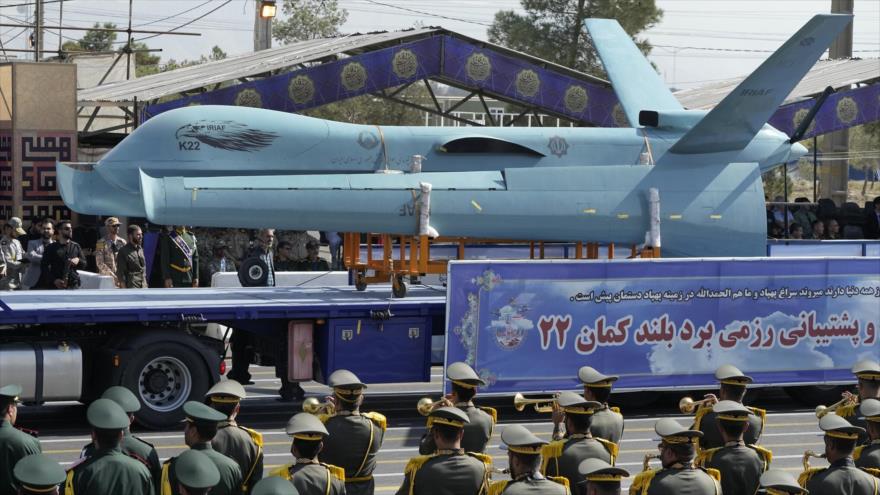 Un dron iraní Kaman-22 es transportado en un camión durante un desfile militar anual en las afueras de Teherán, capital, 22 de septiembre de 2023. (Foto: AP)