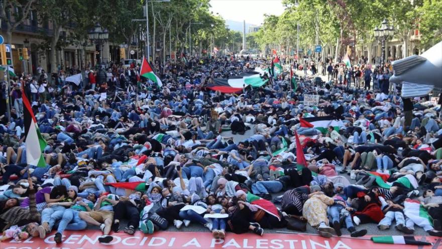 Multitudinaria acción de protesta en Barcelona, España, contra el genocidio israelí en la Franja de Gaza.
