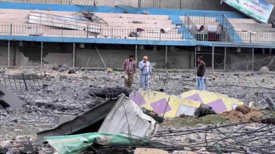 Los palestinos inspeccionan los escombros del Estadio Deportivo Palestino en la ciudad de Gaza después de que fuera destruido por un bombardeo israelí, 22 de noviembre de 2023. (Foto: AP)