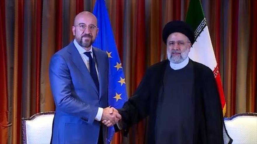 El presidente del Consejo Europeo, Charles Michel(izda) y el presidente de Irán, Ebrahim Raisi.