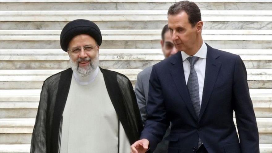 El presidente de Siria, Bashar al-Asad (dcha.), y su difunto par iraní, Seyed Ebrahim Raisi, en una visita al país persa, mayo de 2022.