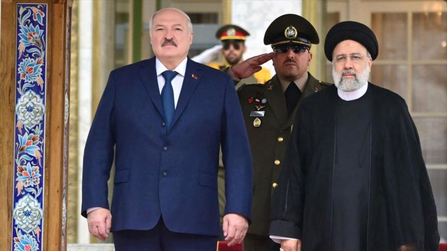 El presidente de Bielorrusia, Alexander Lukashenko (izda.), y su par iraní, Ebrahim Raisi, en Teherán, capital de Irán, 13 de marzo de 2023. 