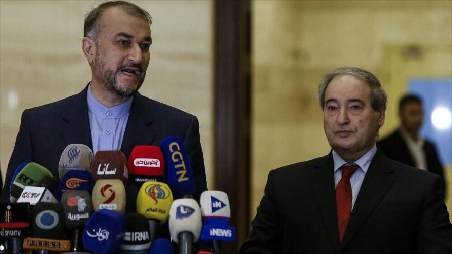 El canciller iraní, Hosein Amir Abdolahian, (izq.), durante una conferencia de prensa, en presencia de su homólogo sirio, Faisal al-Miqdad, en Damasco, Siria, 23 de marzo de 2022. (Foto: AFP)