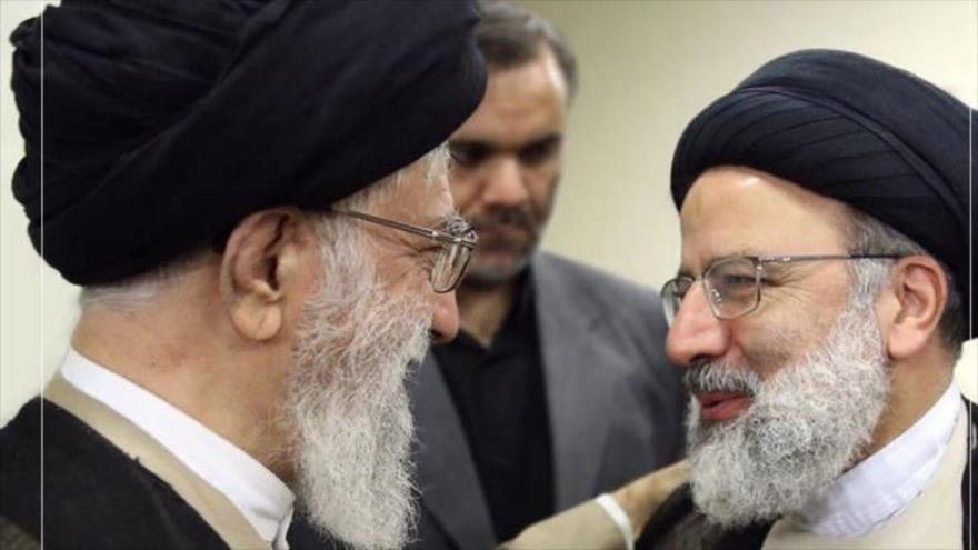 El presidente de Irán, Seyed Ebrahim Raisi(dcha.), y El Líder de Irán, el ayatolá Seyed Ali Jamenei, antes de partir a Nueva York, 17 de septiembre de 2023.