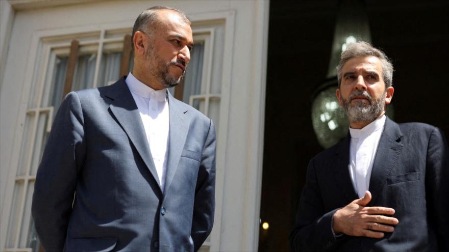 El difunto canciller de Irán, Hosein Amir Abdolahian (izda.), habla con Ali Baqeri Kani en Teherán, 23 de junio de 2022.