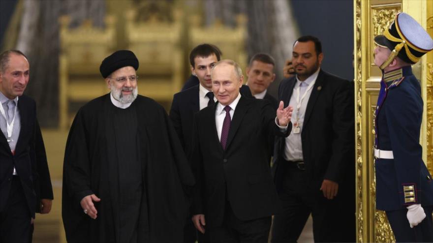 El presidente ruso Vladímir Putin y su homólogo iraní Ebrahim Raisi. Moscú, Rusia, 7 de diciembre de 2023.
