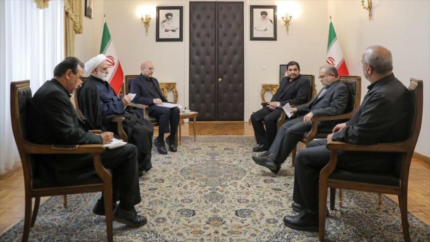 Jefes de los tres Poderes de Irán y otros funcionarios, en una reunión en Teherán, la capital.
