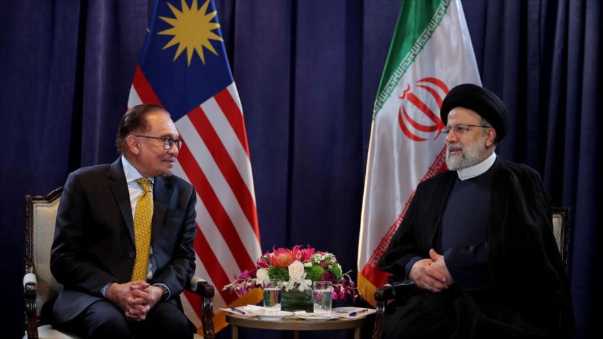 Seyed Ebrahim Raisi (derecha) en una reunión con el primer ministro de Malasia, Anwar Ibrahim, en Nueva York, el 21 de septiembre de 2023.