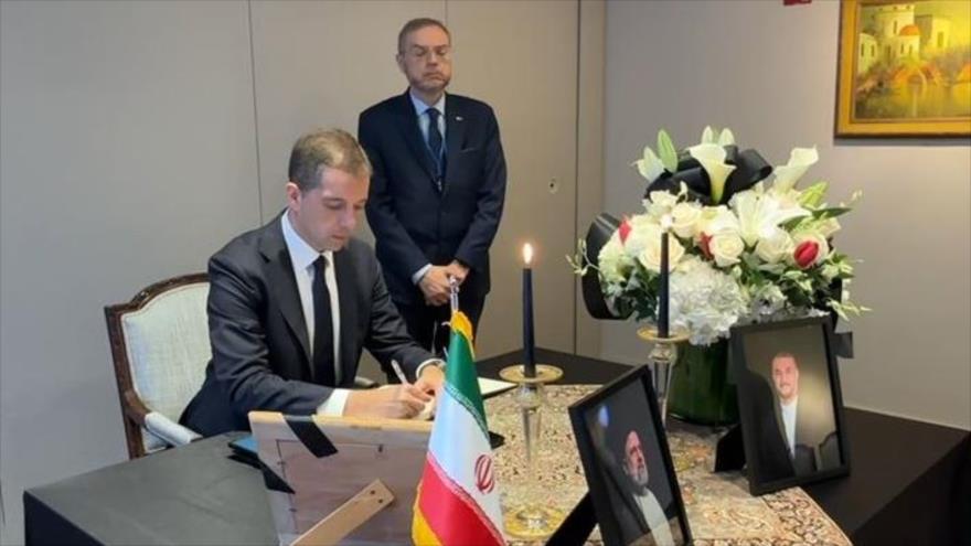 Firman libro en memoria del presidente Raisi en ONU y varios países