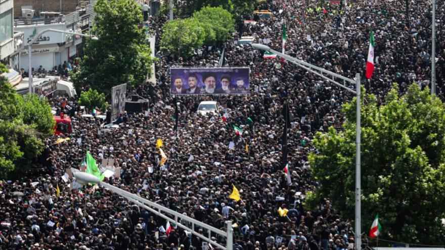 Ciudadanos iraníes acuden al funeral del presidnete mártir Seyed Ebrahim Raisi y sus compañeros, Teherán, 22 de mayo de 2024.