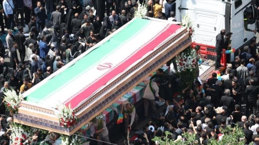 Ciudadanos iraníes acuden al funeral del presidnete mártir Seyed Ebrahim Raisi y sus compañeros, Teherán, 22 de mayo de 2024.