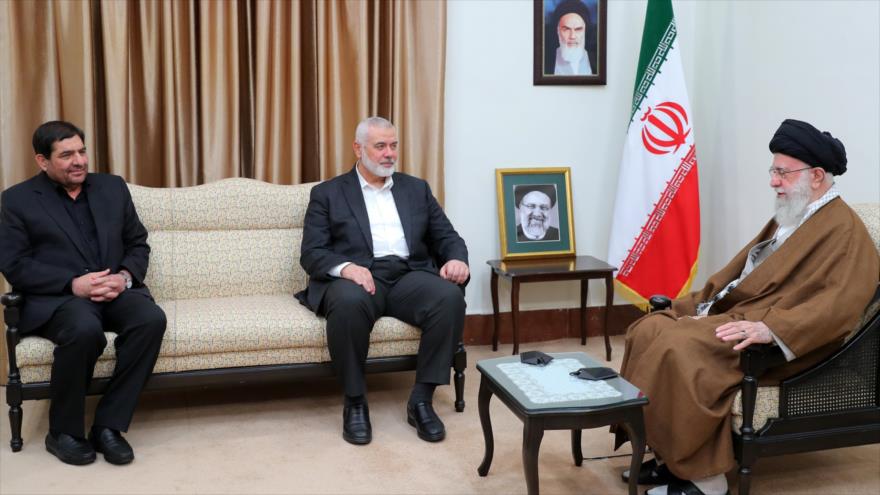 El Líder de Irán, el ayatolá Seyed Ali Jamenei (dcha.), reunido con el jefe del Buró Político de HAMAS, ismail Haniya, en Teherán, 22 de mayo de 2024.
