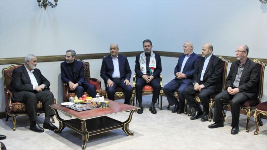 La reunión entre el canciller en funciones iraní , Ali Baqeri Kani (segundo de izquierda) , y los líderes de Resistencia, Teherán, 23 de mayo de 2024.