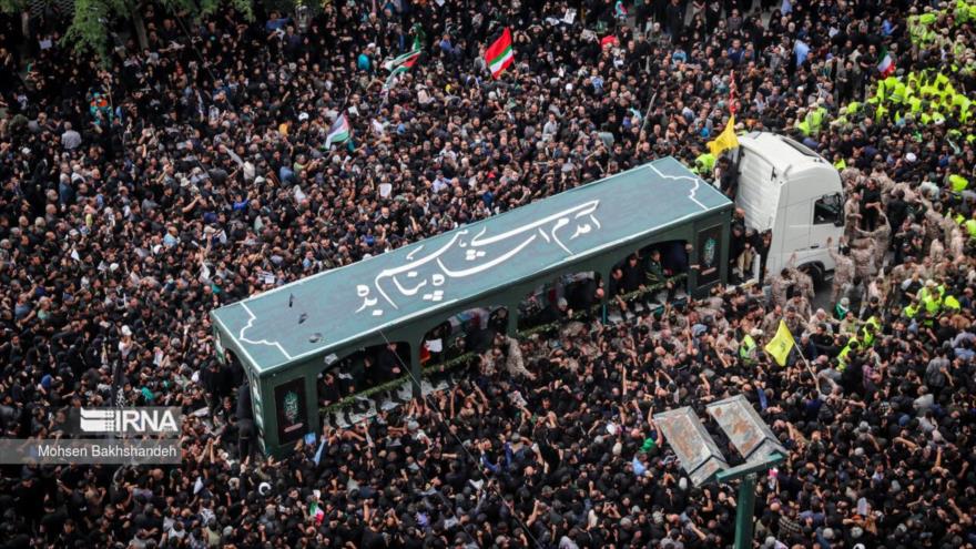 Millones de personas participan en la ceremonia de fúnebre del presidente iraní, Mashad, 23 de mayo. 