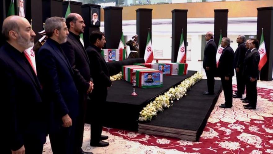 
El premier pakistaní, Shahbaz Sharif, rinde homenaje al presidente mártir iraní, Ebrahim Raisi, en Teherán, capital iraní, 22 de mayo de 2024.
