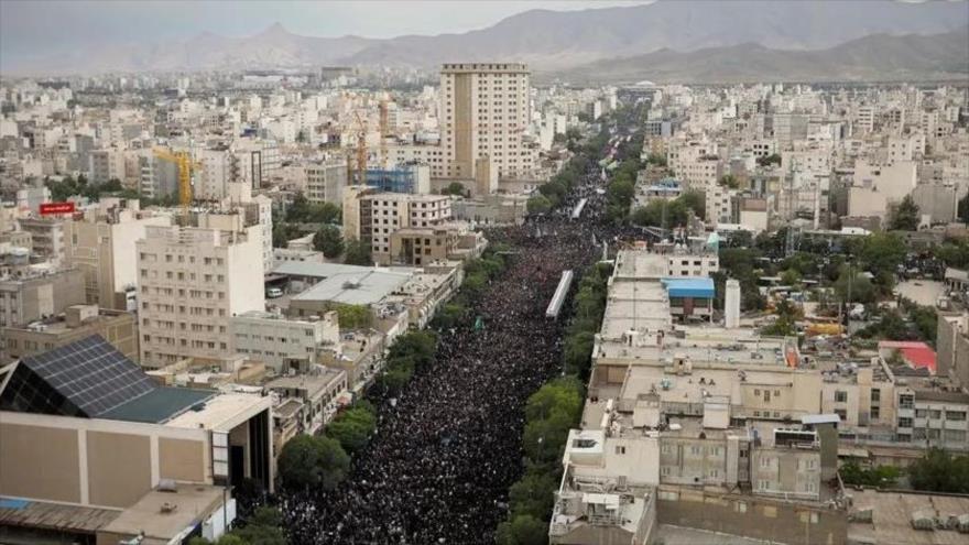 Iraníes asisten al funeral del difunto presidente Ebrahim Raisi en Mashad, noreste de Irán. Foto: Presidencia de Irán