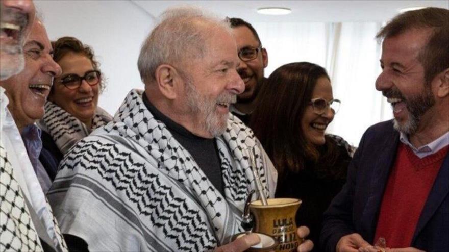 El presidente de Brasil, Luiz Inácio Lula da Silva, ataviado con una kufiya (pañuelo palestino). 