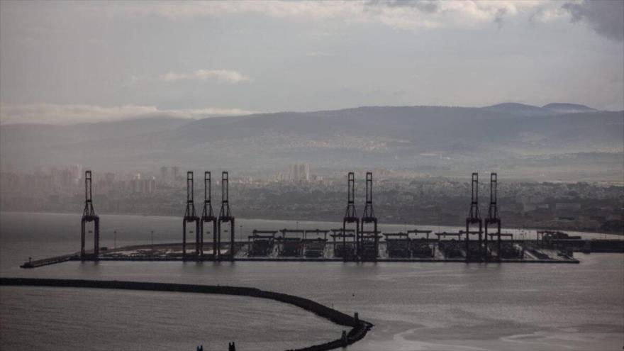 Panorámica del puerto petrolero de Haifa en territorios palestinos ocupados.