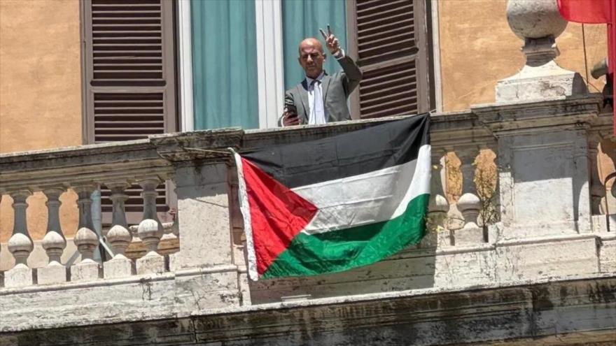 Exdiputado italiano coloca banderas palestinas en balcón de la Cámara 