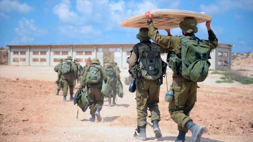 Soldados israelíes regresan a su campo tras un entrenamiento.