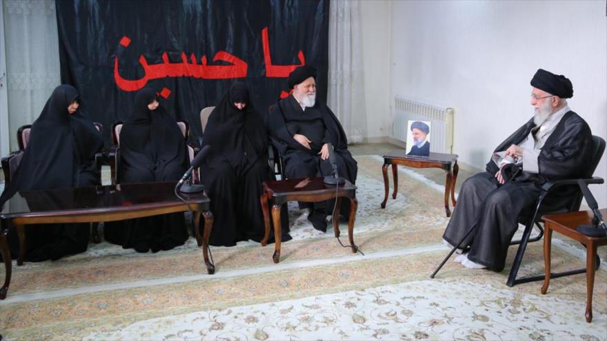 El líder de la Revolución Islámica, el ayatolá Seyed Ali Jamenei, se reúne en Teherán con la familia del fallecido presidente Ebrahim Raisi. (Foto: khamenei.ir)
