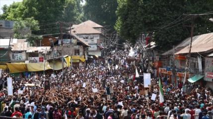 Miles de musulmanes en India rinden tributo al mártir Raisi