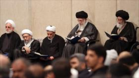 Líder de Irán conmemora al mártir Raisi y su delegación